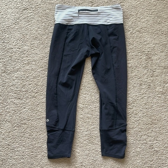 Lululemon Soul Cycle Cropped Leggings Women’s 8 Black Graphic Cycling Pants - Picture 9 of 12